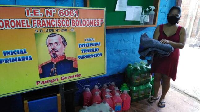 Entrega de materiales de limpieza a ii.ee. de pachacamac y vmt según cronograma