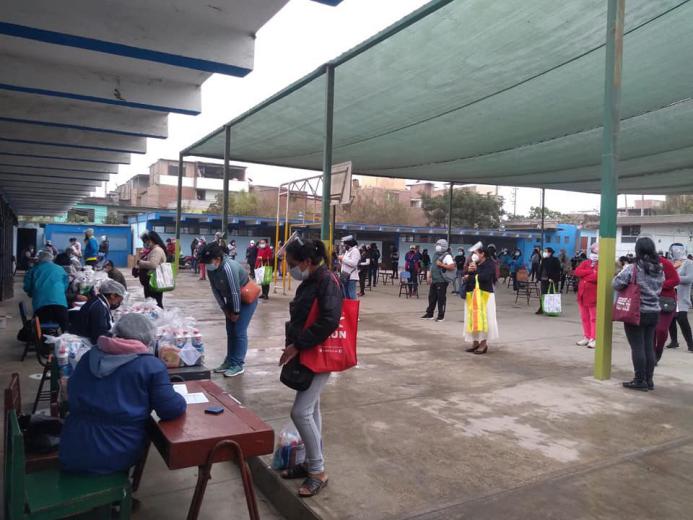 Entrega de qaliwarma a padres de primaria de ie 7057 vmt