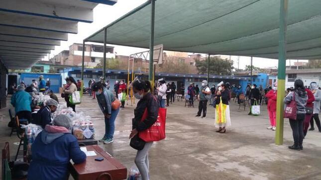 Entrega de qaliwarma a padres de primaria de ie 7057 vmt