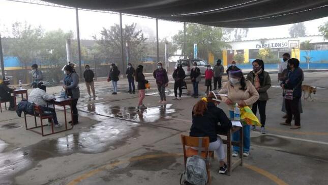 Entrega de qaliwarma a padres de primaria de ie 7088 de vmt