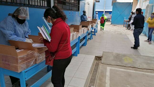 Entregaron cuadernos de trabajo en ie 7257 menotti biffi garibotto de pucusana