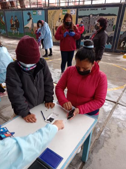 Municipalidad de lima y entel entregaron chip para estudiantes sin conectividad en sjm