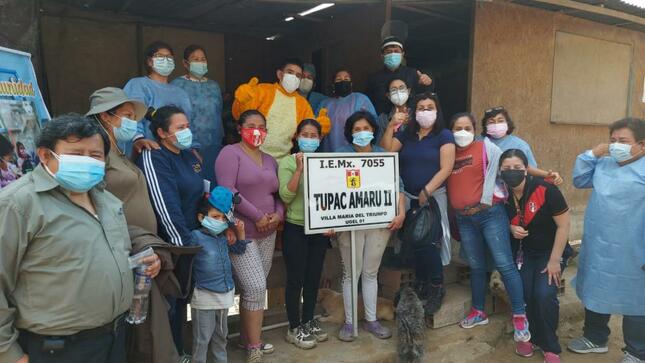 Padres de familia de ie 7055 donan utiles y productos de primera necesidad a punto de encuentro el arbolito de vmt