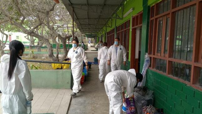 Voluntariado acondiciona ambientes de ie 6096 sjm para el retorno seguro