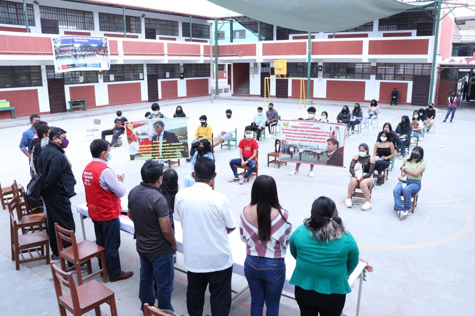 Estudiantes de ie 6099 perú españa de ves realizan reconocimiento a docentes por límite de edad