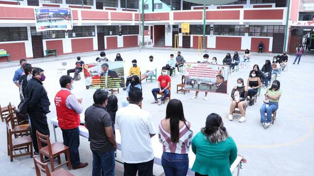 Estudiantes de ie 6099 perú españa de ves realizan reconocimiento a docentes por límite de edad