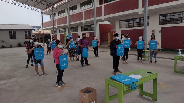 Kit de lectura reciben estudiantes de 3ro en ie 6008 de lurin