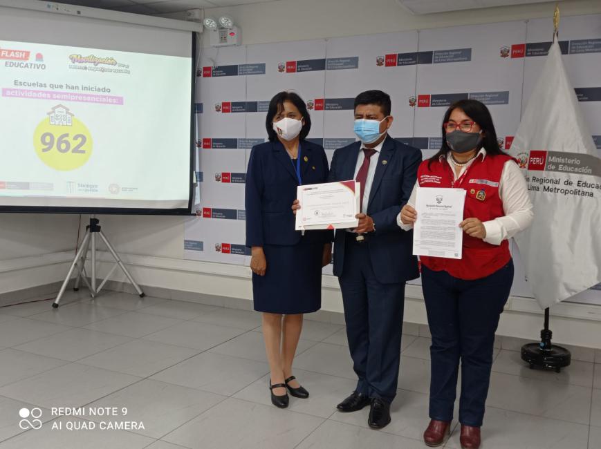 Ie san pedro de lurin recibe reconocimiento por la drelm