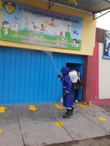 Desinfección de ambientes en iei 651 santa teresita del niño jesús de villa el salvador