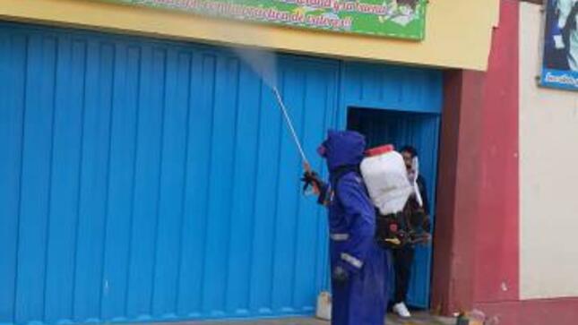 Desinfección de ambientes en iei 651 santa teresita del niño jesús de villa el salvador