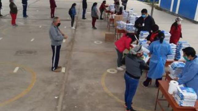 Entregaron cuadernos de trabajo en ie 7079 ramiro priale en sjm