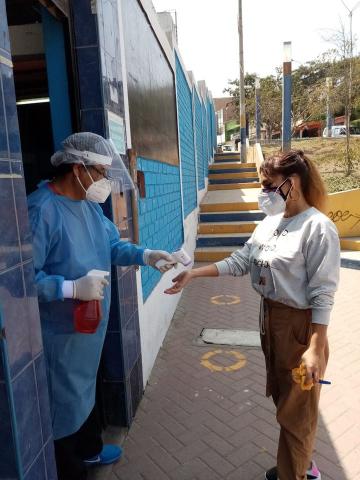 Ie 6020 micaela bastidas de vmt viene entregando cuadernos de trabajo