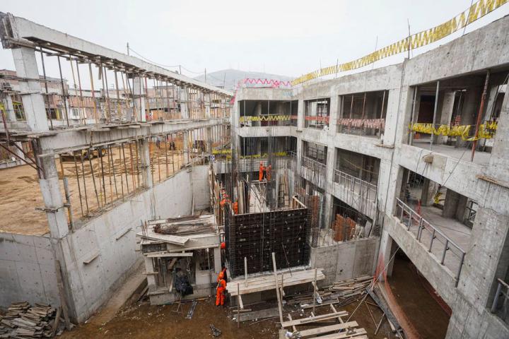 Pronied construye en ie 7242 divino maestro de villa el salvador