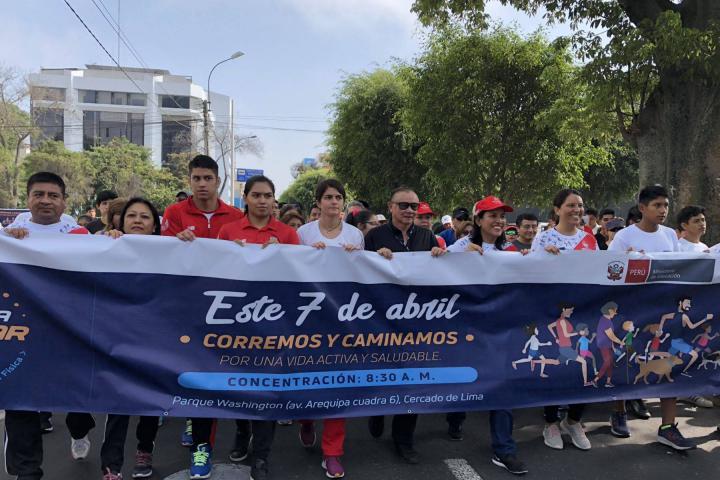 Carrera familiar 3k en el día mundial de la educación física
