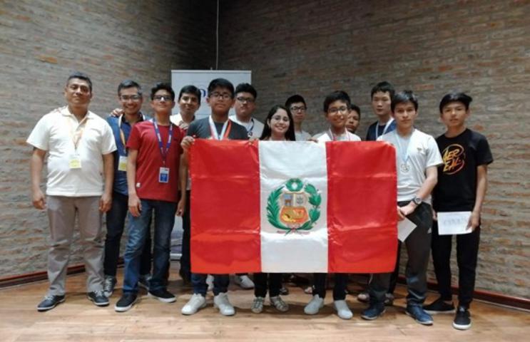 Medalla de plata en olimpiada de matemáticas en argentina para estudiantes de lima metropolitana
