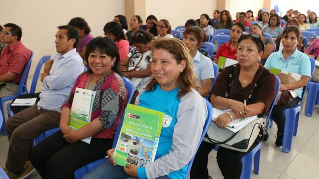 Docentes se capacitan sobre uso eficiente de la energía