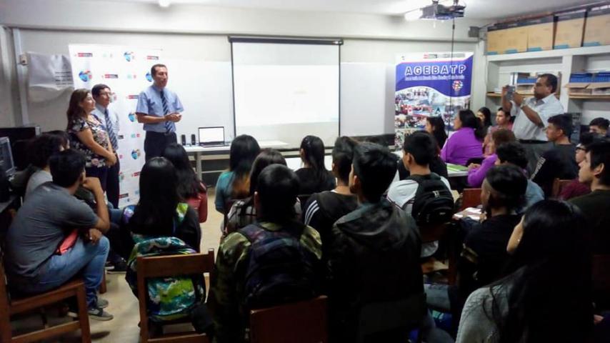 Estudiantes participan de curso virtual de ingles open language