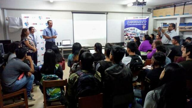 Estudiantes participan de curso virtual de ingles open language