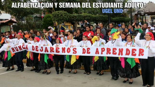 Fiesta de la alfabetización y estudiante adulto en lurín