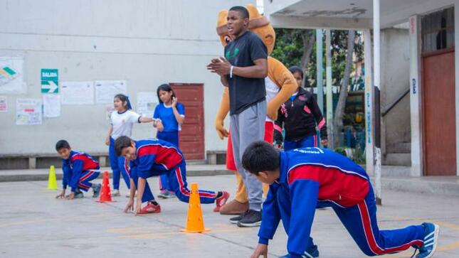 Deportistas top perú llegó con atletismo a ie peruano canadiense de ves