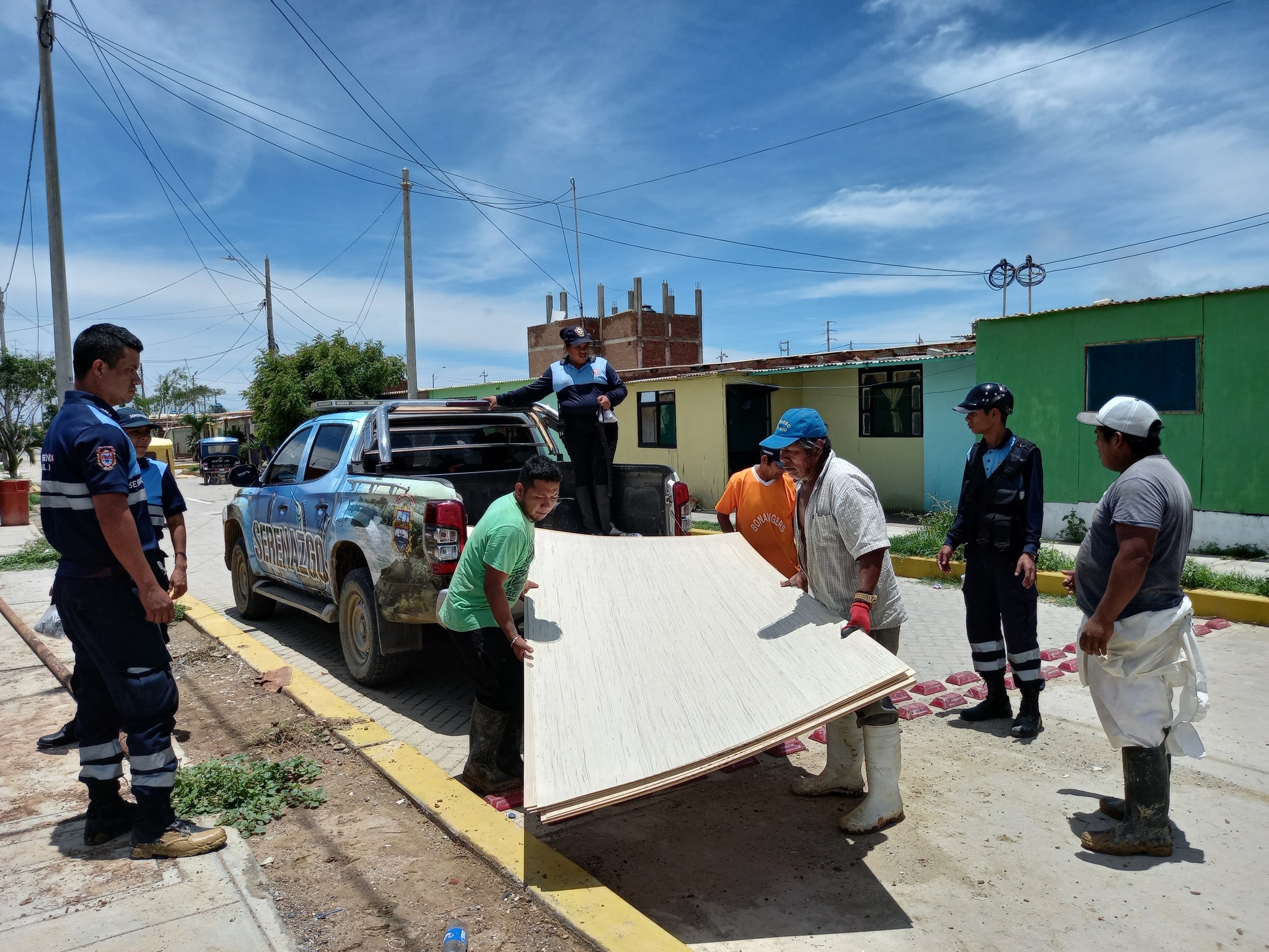 Defensa Civil se trasalada con ayuda a familias damnificadas por lluvias en el Distrito de El Alto