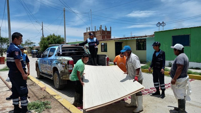 Defensa Civil se trasalada con ayuda a familias damnificadas por lluvias en el Distrito de El Alto