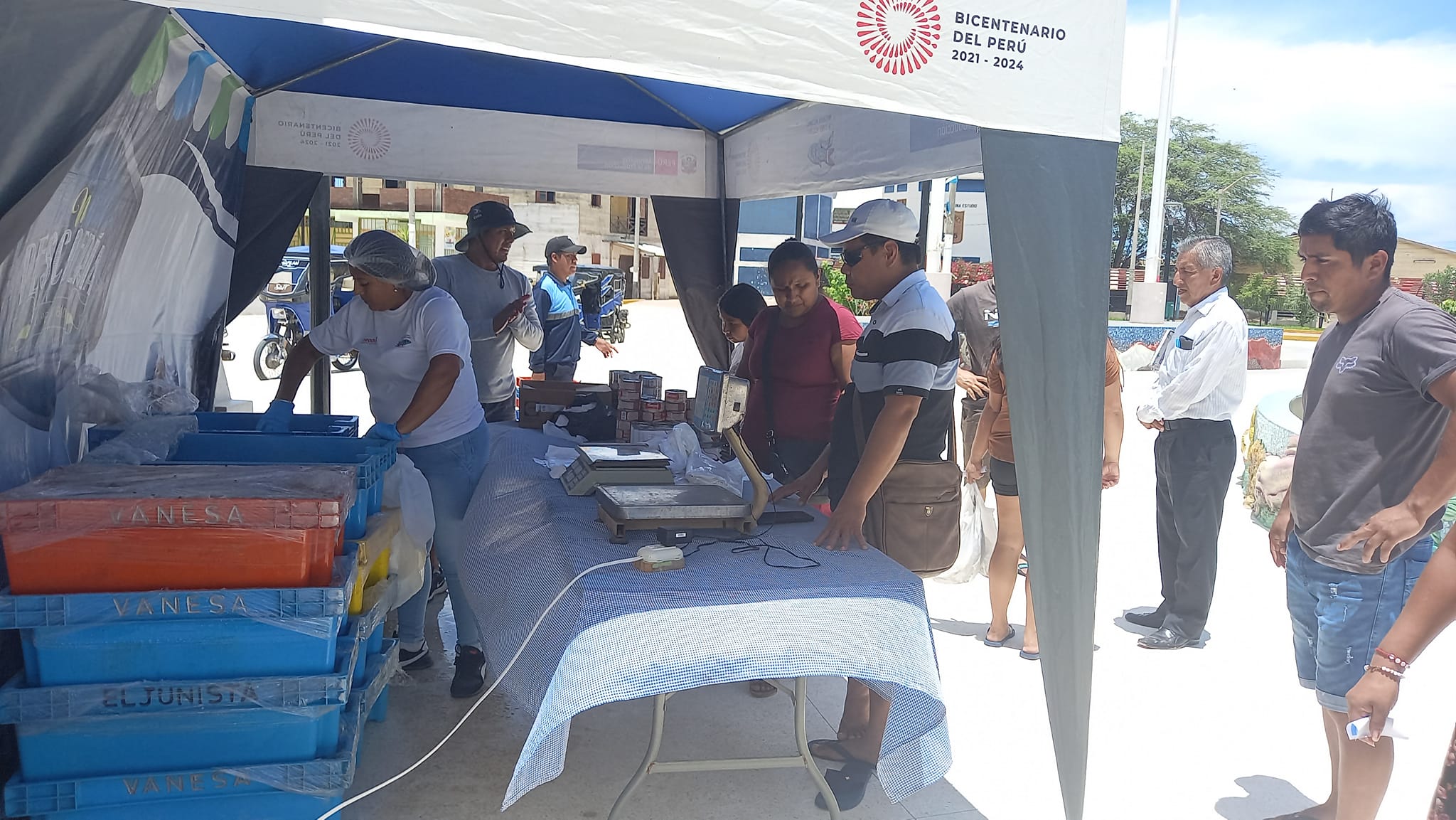 Feria "Mi Pescadería" del programa a comer pescado recibió gran acogida entre los vecinos del Distrito Alteño
