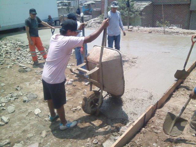 Padres de familia de nivel inicial mejoran piso de ie la rinconada