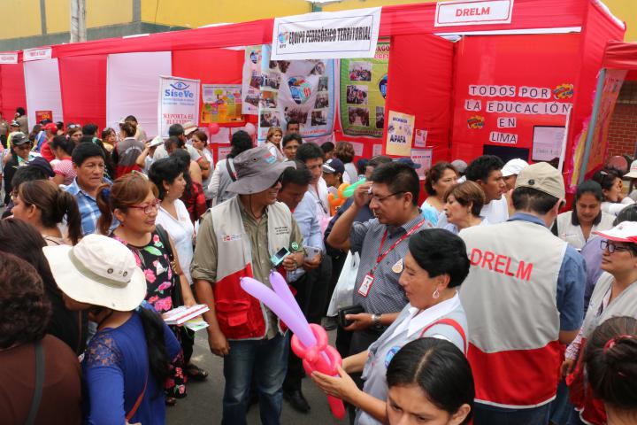 Feria informativa escolar en san juan de miraflores