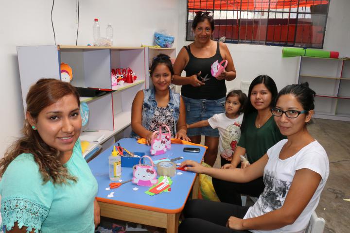 Auxiliares y docentes preparandose para recibir escolares