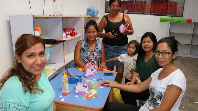 Auxiliares y docentes preparandose para recibir escolares
