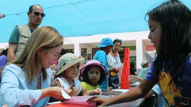 Ministra de educación dialogo con escolares de ie belaunde