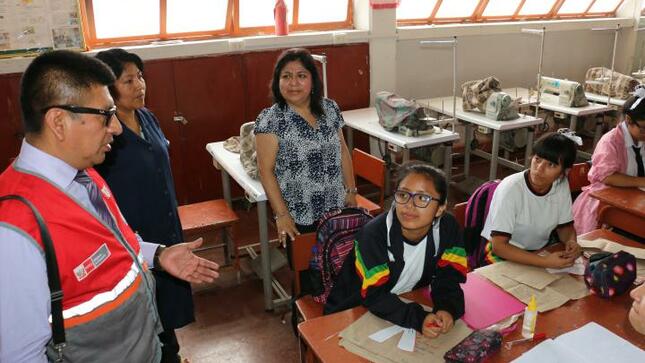 Alumnos llevan cursos técnicos en ie república de bolivia - ves