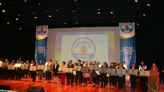 Inicial de ugel uno reciben premio escuelas valora