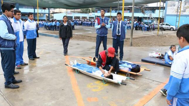 Escolares participan de simulacro escolar de sismo