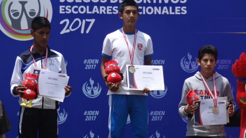 Medalla de oro en atletismo jden logro escolar de 6006 pachacamac