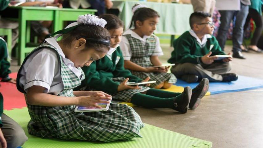 Aula digital emociona a escolares de ie josé dapelo de lurín