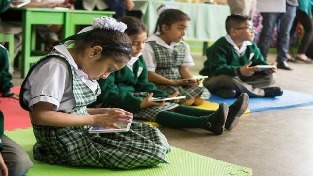 Aula digital emociona a escolares de ie josé dapelo de lurín
