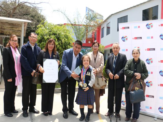 Campeona mundial de bádminton recibe reconocimiento en ugel uno