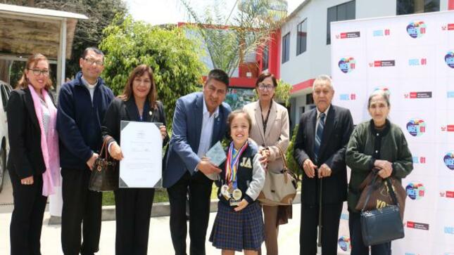 Campeona mundial de bádminton recibe reconocimiento en ugel uno