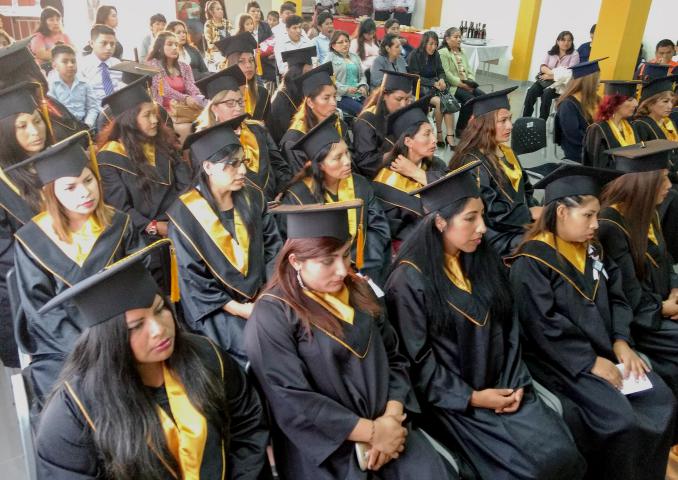 Estudiantes de cetpro se titulan en villa el salvador
