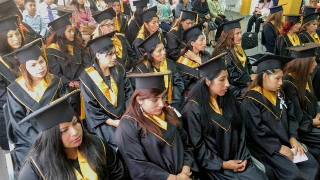 Estudiantes de cetpro se titulan en villa el salvador