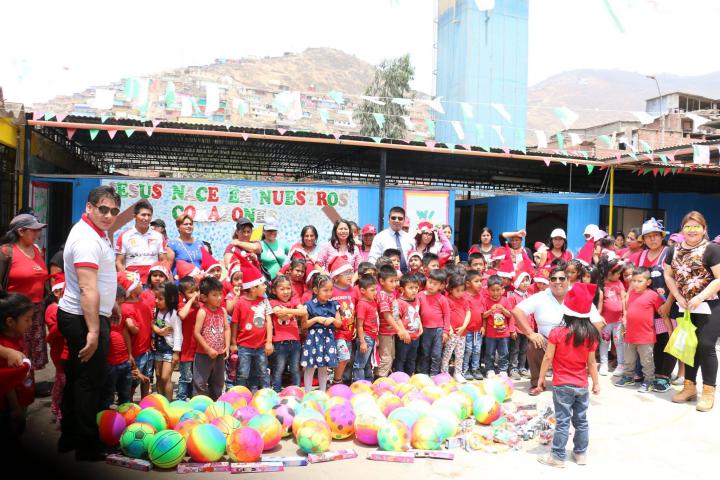 Compartiendo el espíritu navideño con nuestros escolares