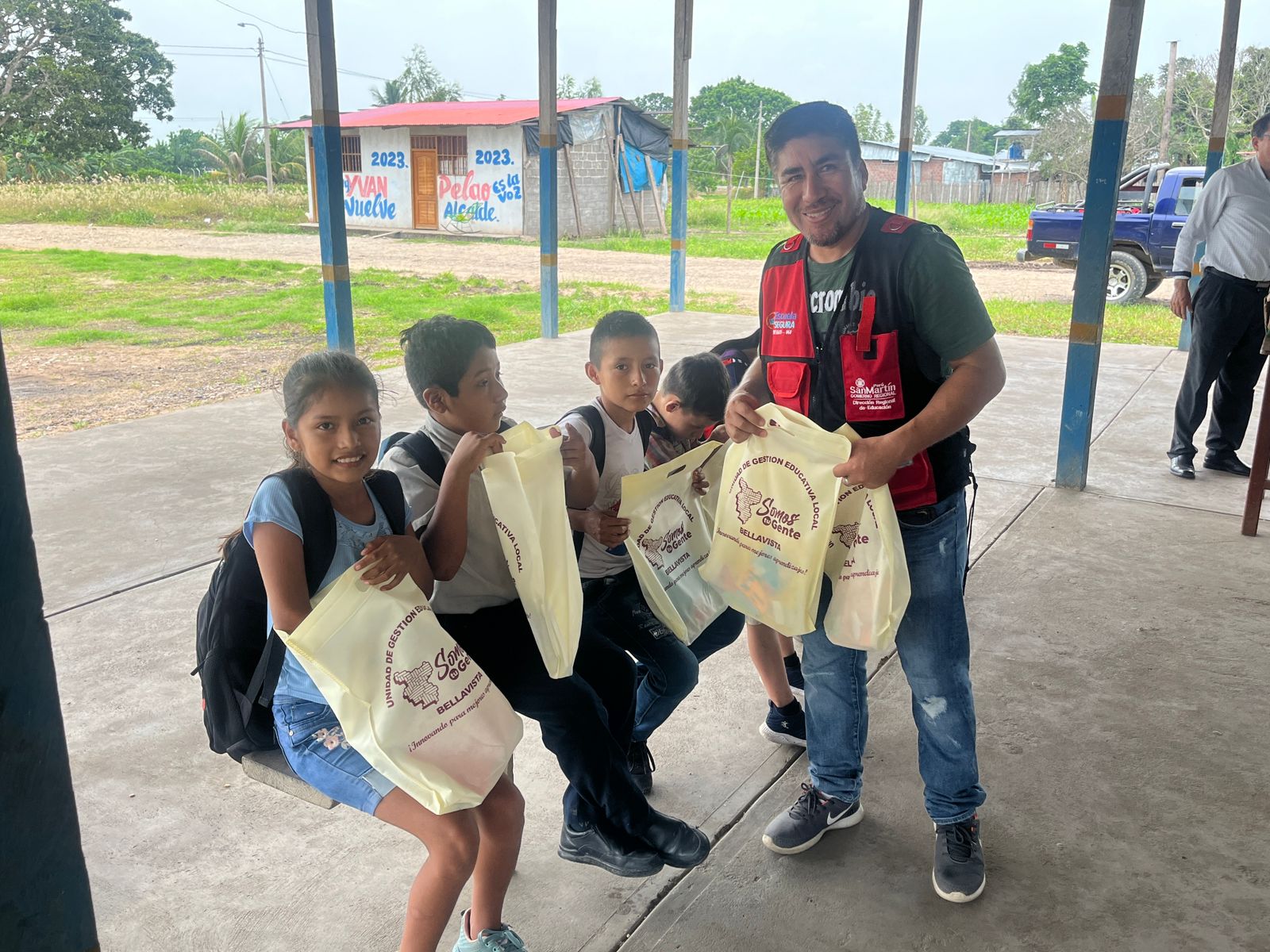 Coordinador Local de PREVAED entrega kit pedagógico en Nueva Unión.