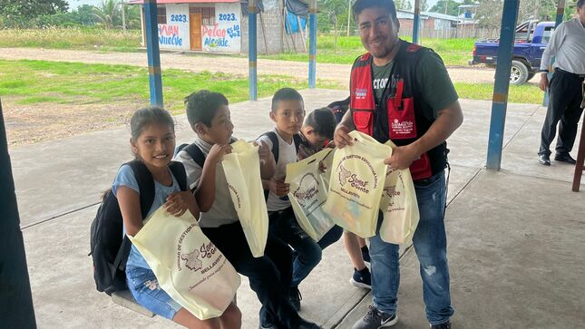 Coordinador Local de PREVAED entrega kit pedagógico en Nueva Unión.