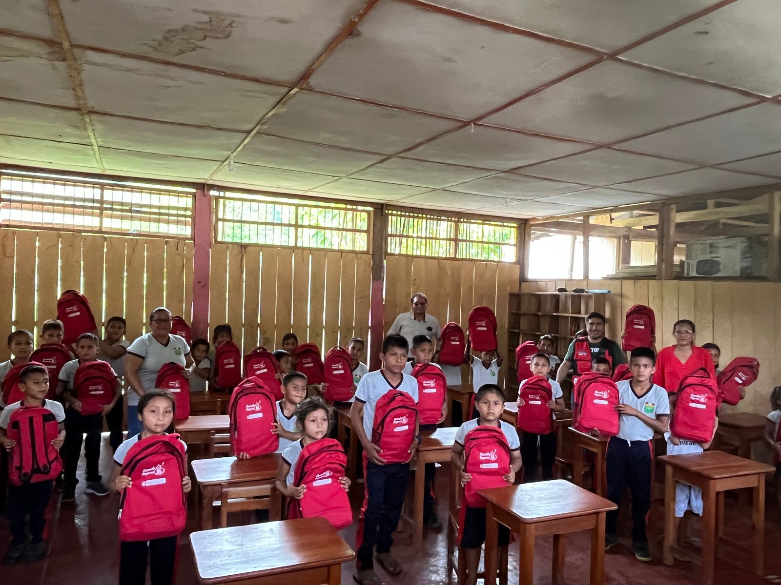 Estudiantes de Nuevo Chotalo muestran kit pedagógico recibido de la UGEL Bellavista.
