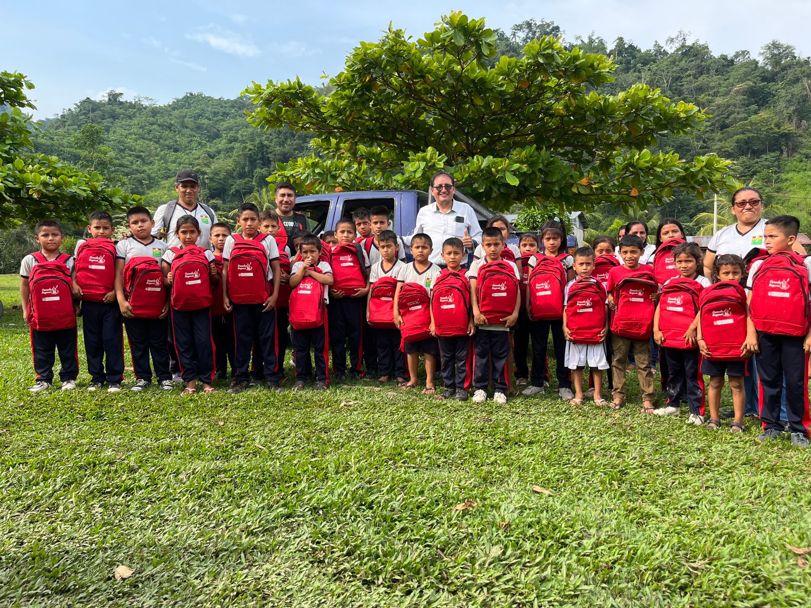Director de la UGEL Bellavista prof. POEL RUFINO HERRERA BENDEZÚ con autoridades de la comunidad de Nuevo Chotalo y estudiantes del lugar.
