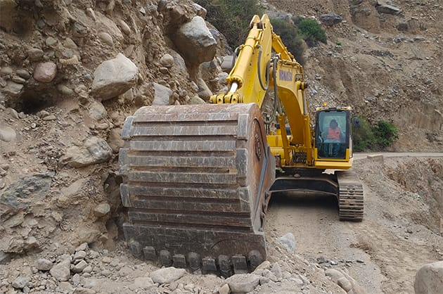 Supervisan avances en labores de rehabilitación de vía departamental a la altura de Chingos en Cajatambo