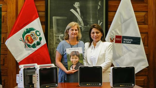 Más niñas y niños con paladar hendido y labio fisurado podrán ser operados en hospitales de Lima y regiones gracias al convenio que el Ministerio de Salud (Minsa) firmó con la Asociación Operación Sonrisa. 
La ministra Rosa Gutiérrez Palomino y Claudia Tudela Gubbins, directora ejecutiva de Operación Sonrisa, firmaron el acuerdo que permitirá que la asociación trabaje con hospitales a nivel nacional y brinde capacitaciones al personal de salud para así ayudar al desembalse quirúrgico de las operaciones de niñas y niños que tienen paladar hundido y/o labio paladar fisurado. 
“Lo que más deseamos es tener niñas y niños sonriendo. Este tipo de operaciones les ayuda a recuperar su alegría y autoestima”, expresó la ministra. Por su parte, Claudia Tudela resaltó que la asociación tiene 24 años realizando este tipo operaciones en beneficio de los menores de Lima y regiones.  
El convenio tendrá una vigencia de 5 años y tiene tres objetivos: hacer convenios específicos con más hospitales a nivel nacional, ayudar al desembalse quirúrgico de los pacientes con labio y paladar fisurados, y colaborar con capacitaciones del personal en los establecimientos de salud. 
Además, Operación Sonrisa entregó al Minsa una donación de cuatro monitores multiparámetros, los cuales serán distribuidos a los hospitales que los necesiten. 
