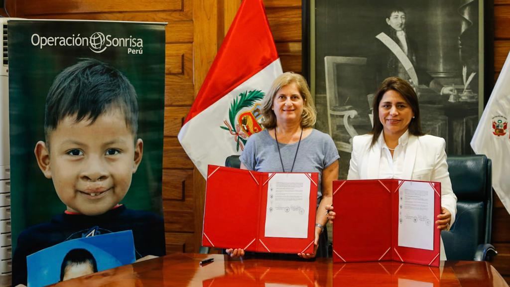 Más niñas y niños con paladar hendido y labio fisurado podrán ser operados en hospitales de Lima y regiones gracias al convenio que el Ministerio de Salud (Minsa) firmó con la Asociación Operación Sonrisa.
La ministra Rosa Gutiérrez Palomino y Claudia Tudela Gubbins, directora ejecutiva de Operación Sonrisa, firmaron el acuerdo que permitirá que la asociación trabaje con hospitales a nivel nacional y brinde capacitaciones al personal de salud para así ayudar al desembalse quirúrgico de las operaciones de niñas y niños que tienen paladar hundido y/o labio paladar fisurado.
“Lo que más deseamos es tener niñas y niños sonriendo. Este tipo de operaciones les ayuda a recuperar su alegría y autoestima”, expresó la ministra. Por su parte, Claudia Tudela resaltó que la asociación tiene 24 años realizando este tipo operaciones en beneficio de los menores de Lima y regiones.
El convenio tendrá una vigencia de 5 años y tiene tres objetivos: hacer convenios específicos con más hospitales a nivel nacional, ayudar al desembalse quirúrgico de los pacientes con labio y paladar fisurados, y colaborar con capacitaciones del personal en los establecimientos de salud.
Además, Operación Sonrisa entregó al Minsa una donación de cuatro monitores multiparámetros, los cuales serán distribuidos a los hospitales que los necesiten.